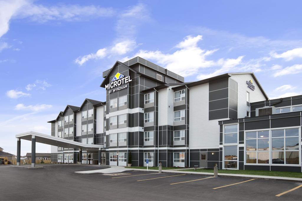 Microtel Inn & Suites By Wyndham Estevan Bagian luar foto