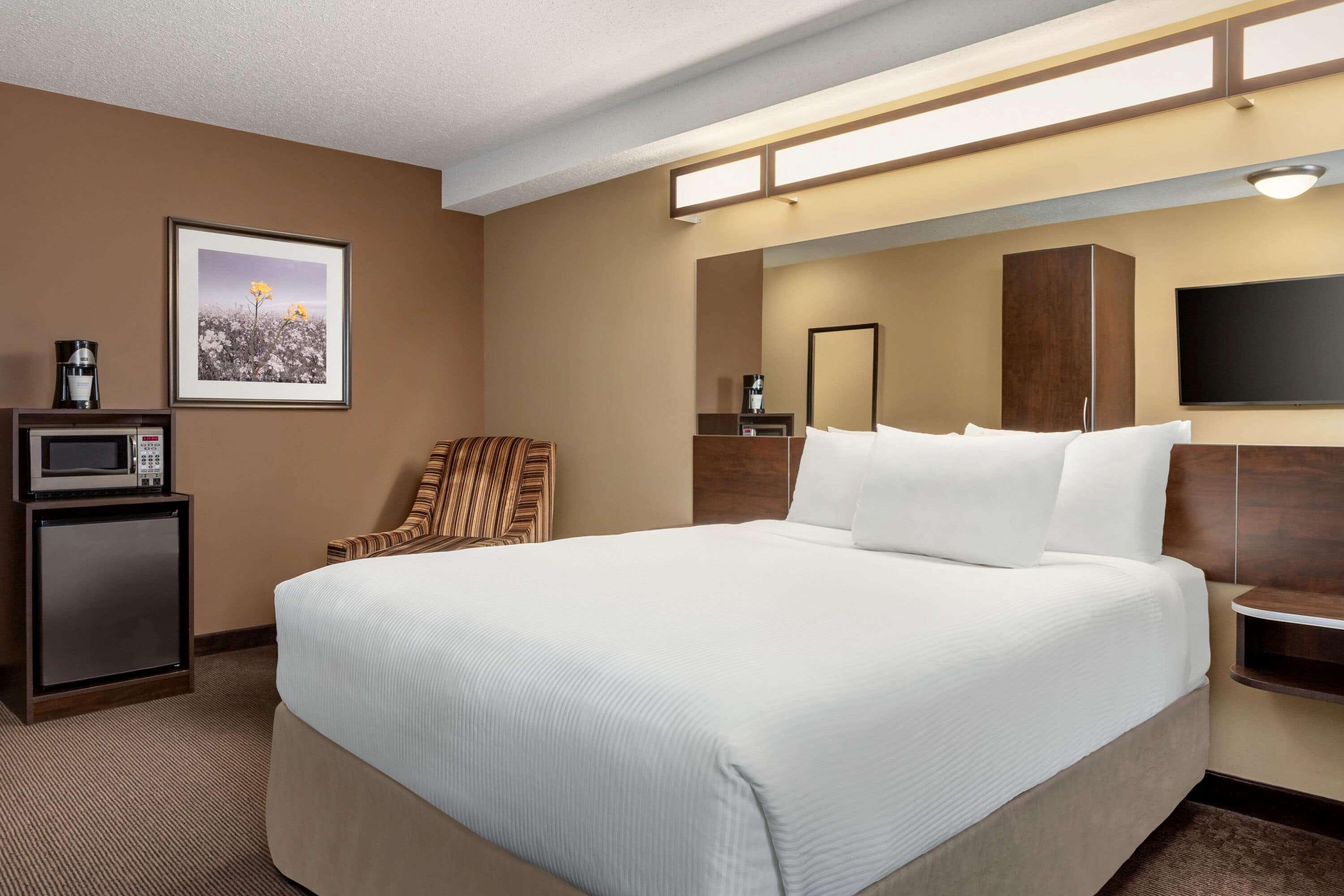 Microtel Inn & Suites By Wyndham Estevan Bagian luar foto