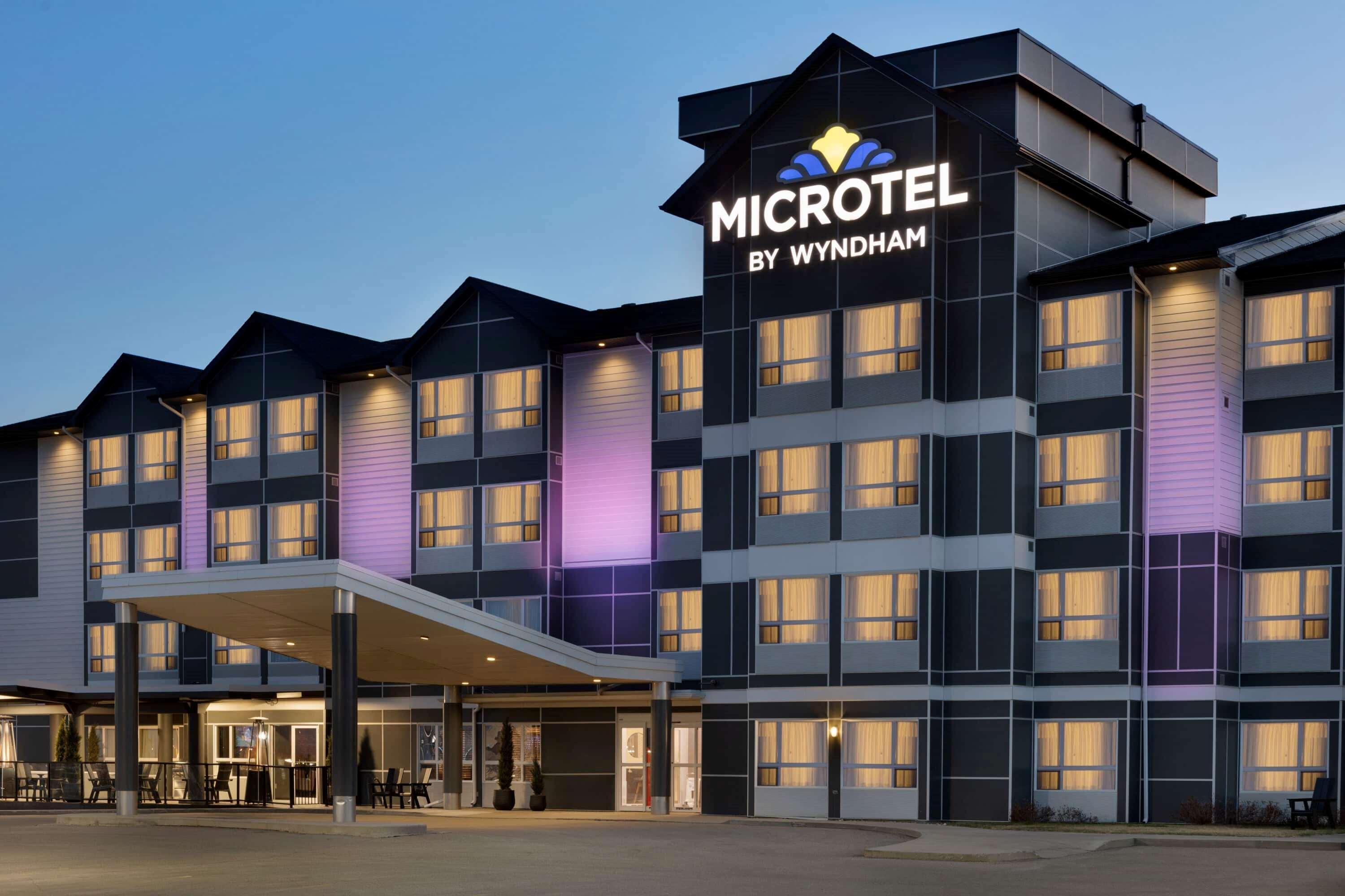 Microtel Inn & Suites By Wyndham Estevan Bagian luar foto