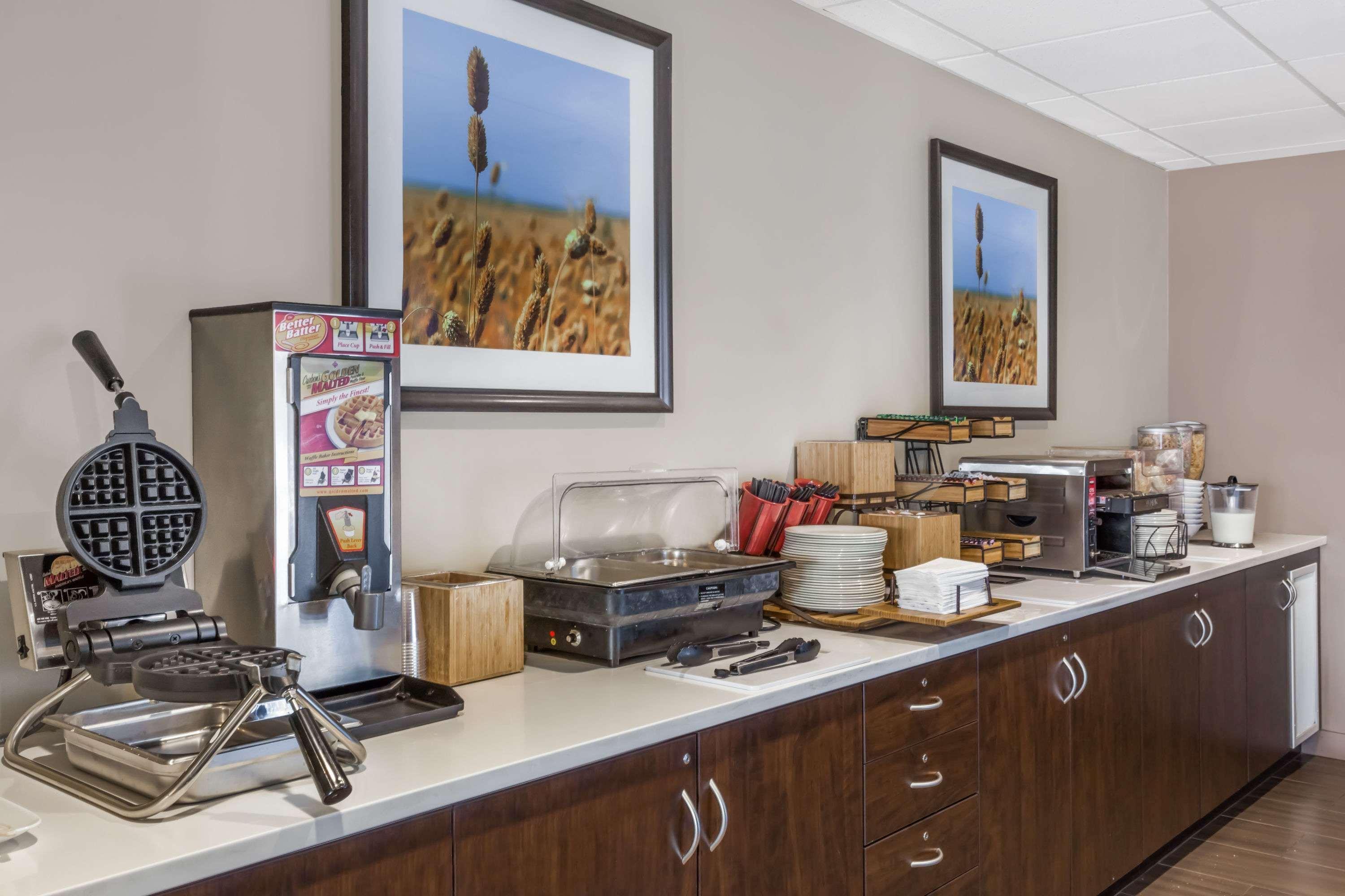 Microtel Inn & Suites By Wyndham Estevan Bagian luar foto