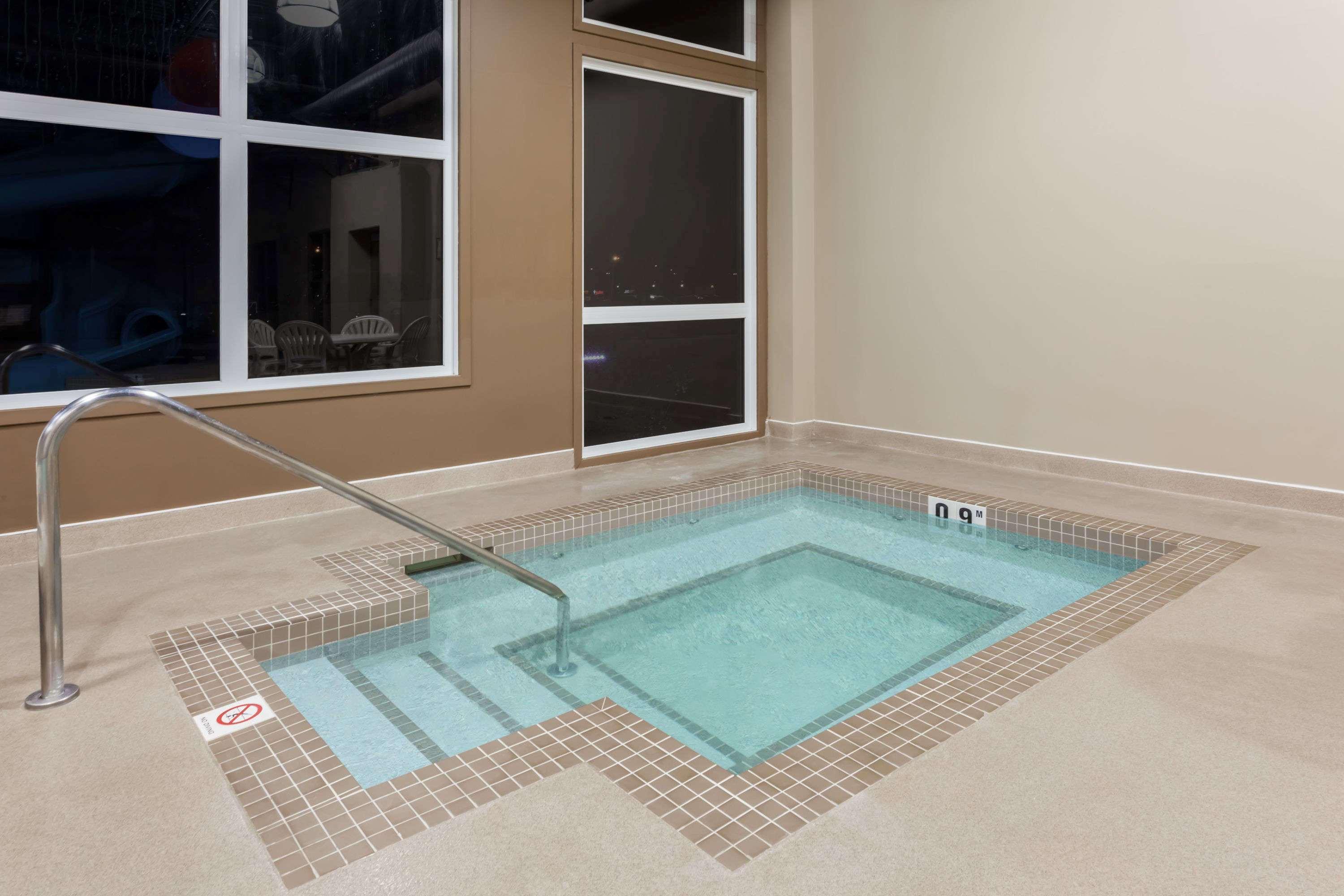Microtel Inn & Suites By Wyndham Estevan Bagian luar foto