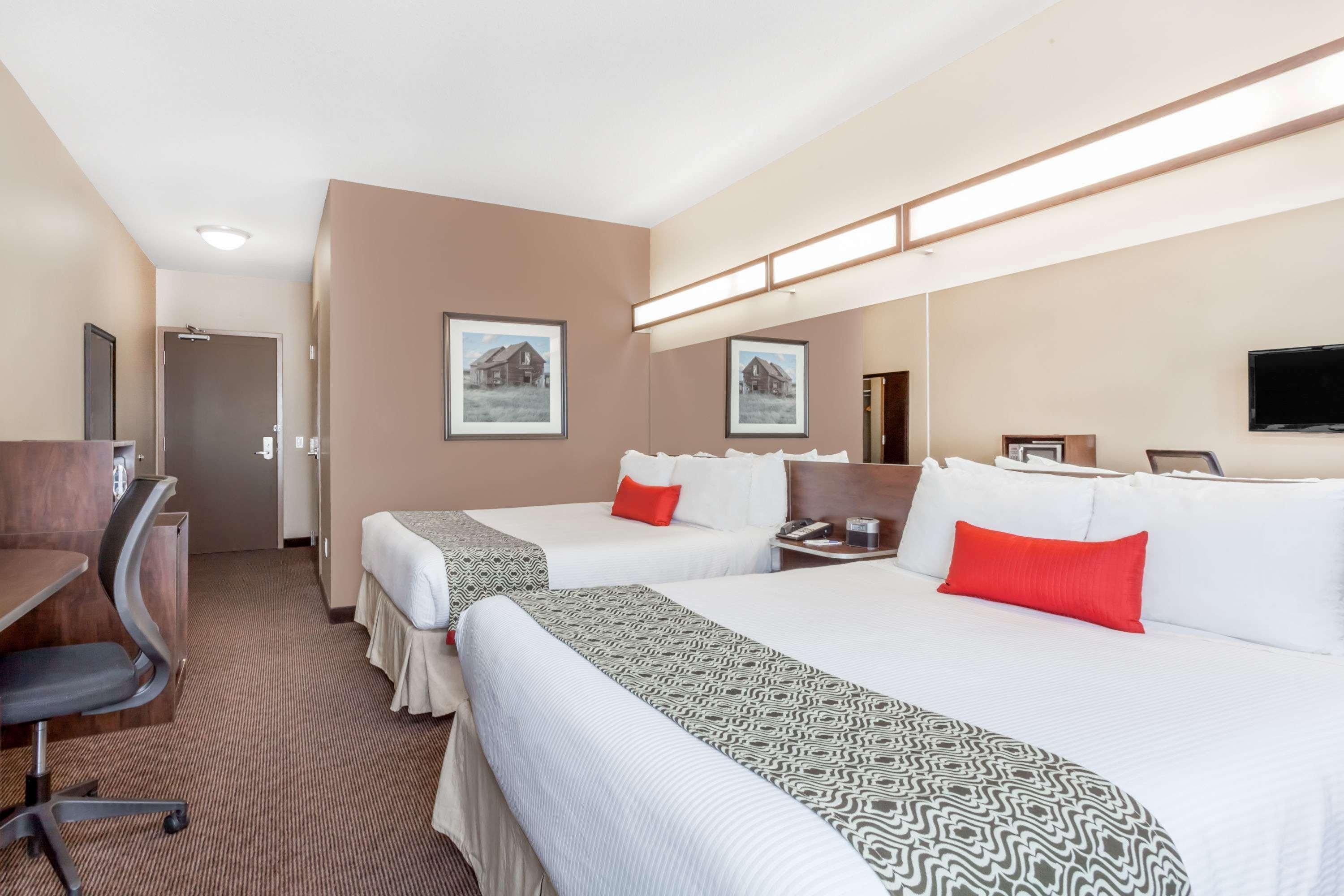 Microtel Inn & Suites By Wyndham Estevan Bagian luar foto