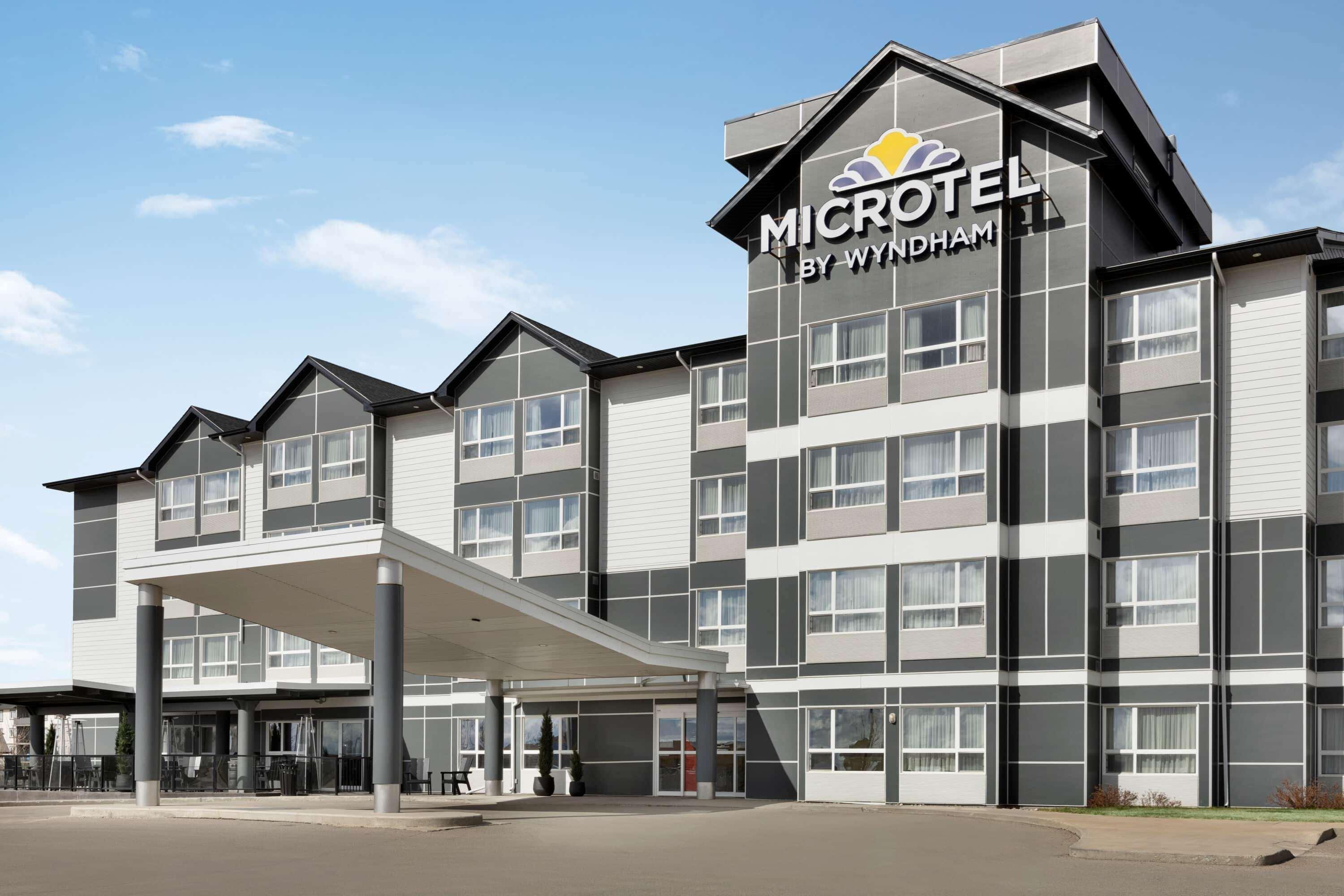 Microtel Inn & Suites By Wyndham Estevan Bagian luar foto