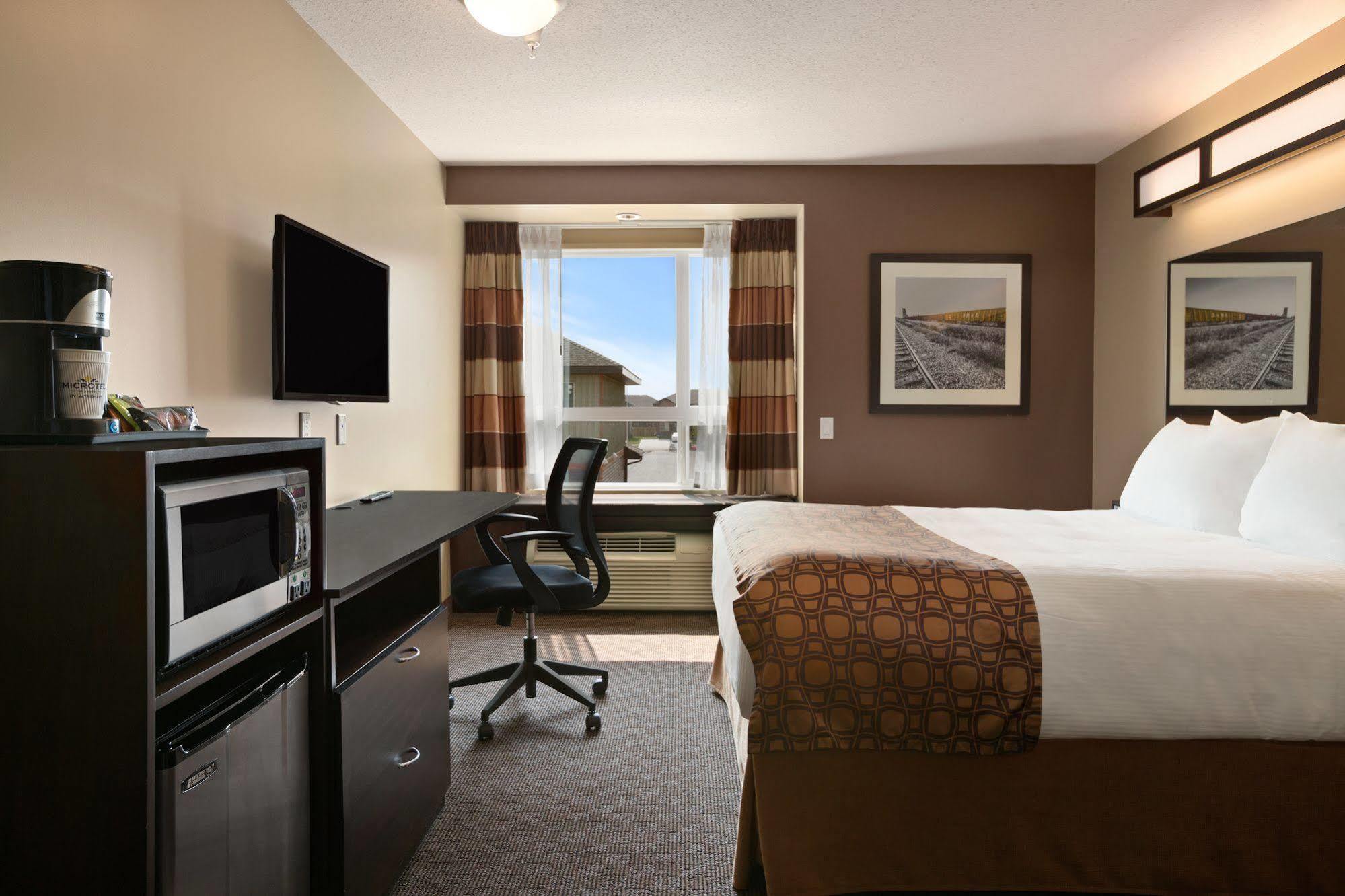 Microtel Inn & Suites By Wyndham Estevan Bagian luar foto